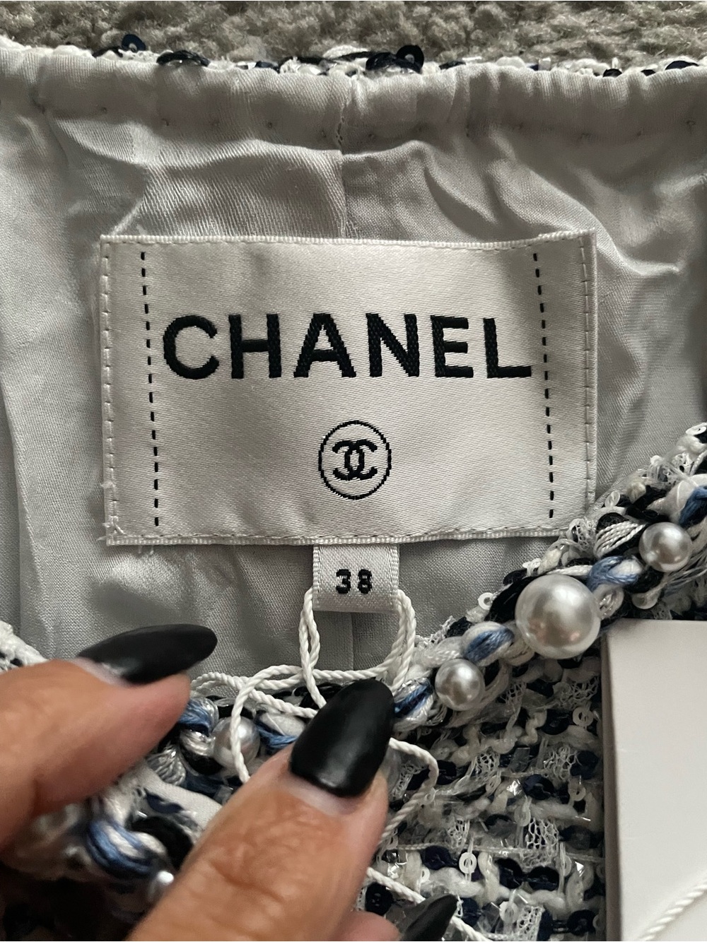 CHANEL Light Gray Bouclé Tweed Jacket with Braided Trim - Picture 4 of 9